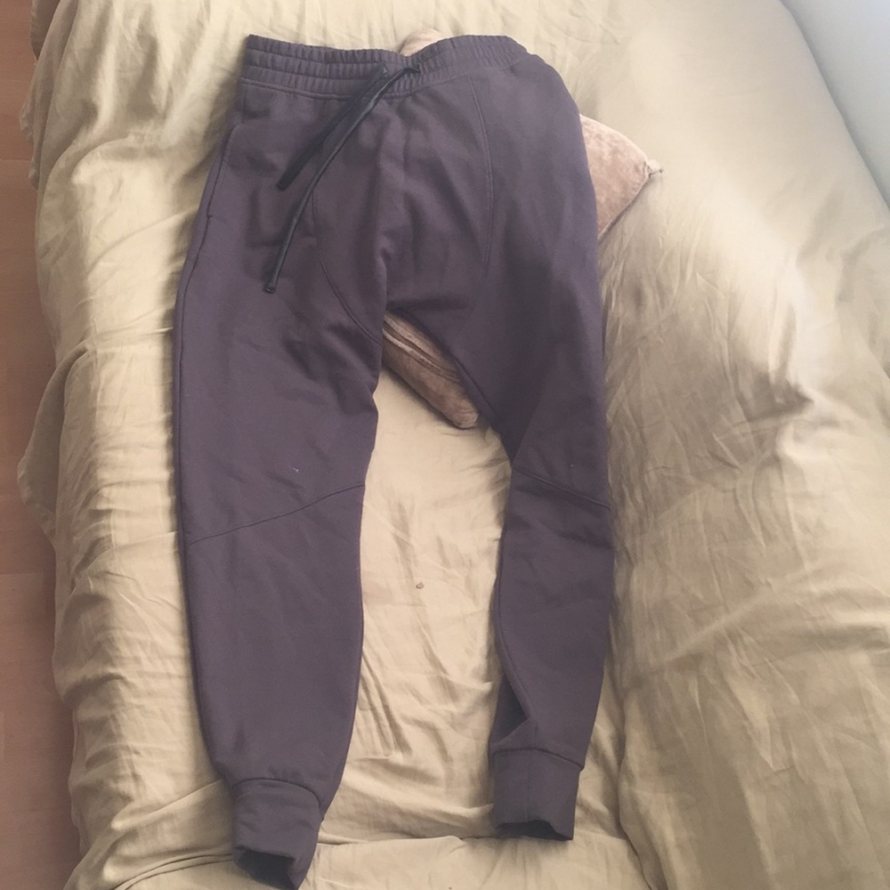 Drop-crotch sweats with minimalist detailing